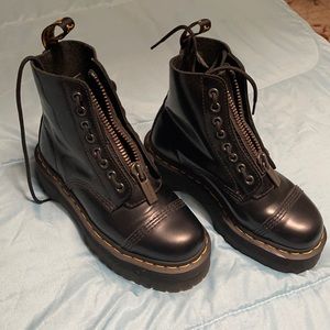 Sinclair Boot in Black Dr. Martens. Size 6